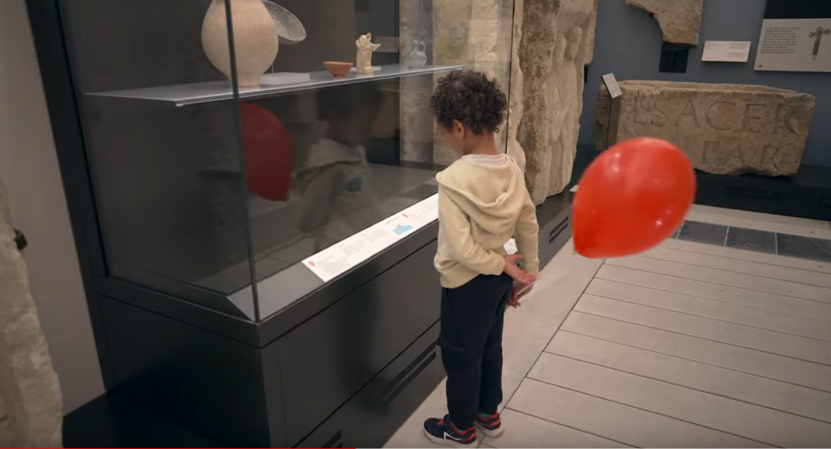 Enfant regardant les oeuvres avec concentration