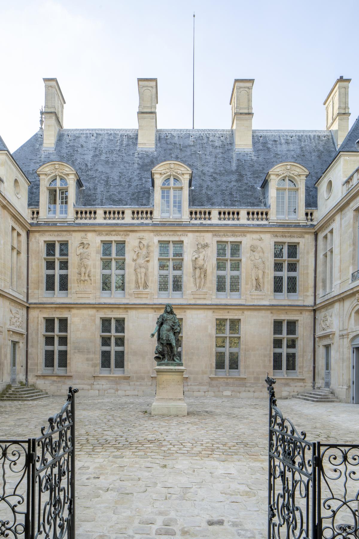 Vue de la cour d'honneur de l'hôtel Carnavalet