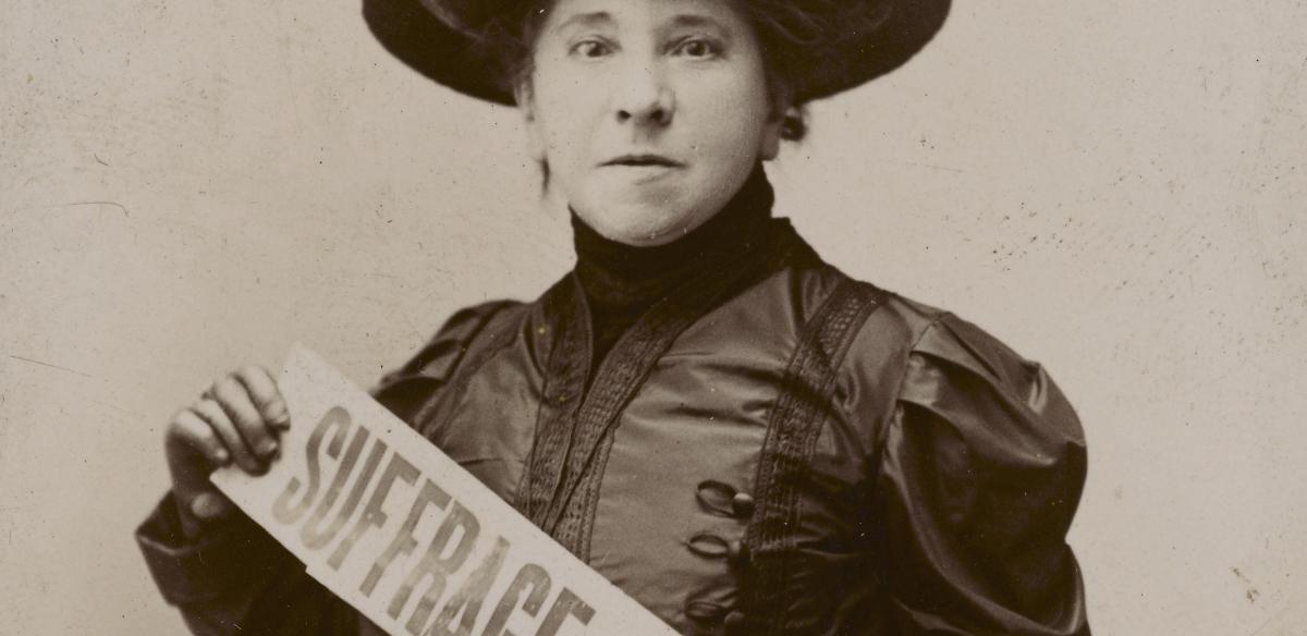 Hubertine Auclert tenant une pancarte