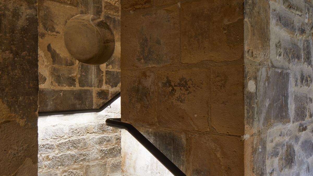 Escaliers vers le sous-sol du musée © Antoine Mercusot - Chatillon Architectes
