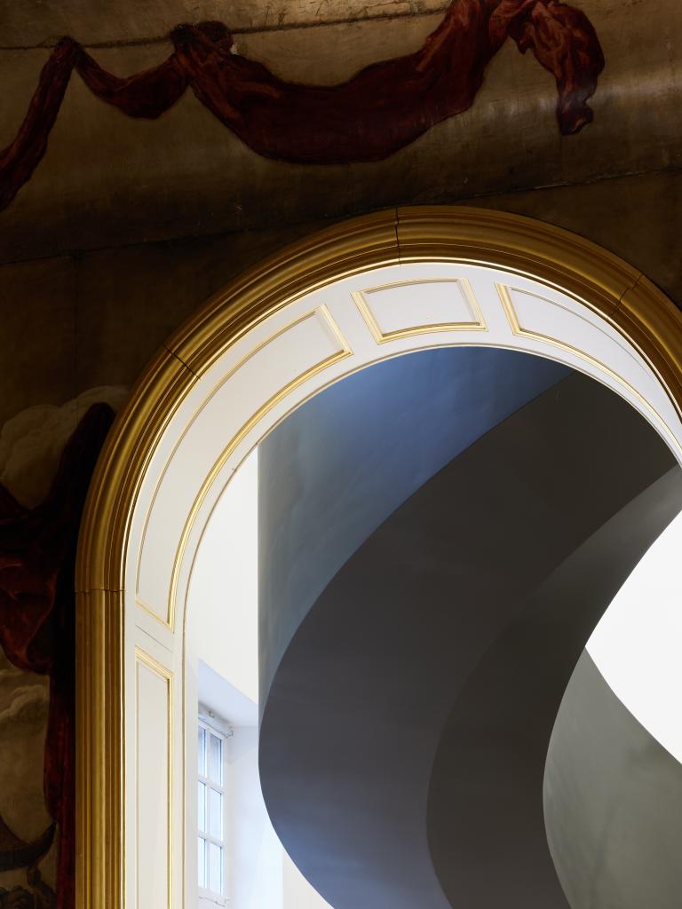 Vue d'un escalier monumental depuis la salle de Bal Wendel, collaboration entre Chatillon Architectes et Shnøhetta © Antoine Mercusot - Chatillon Architectes